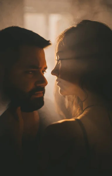 Bir aşk çifti güneşin batışında birbirine bakar..