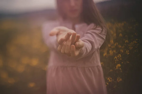 Güzel kadın elleri.