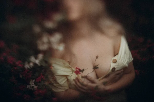 Çiçek açan rhododendronlar içindeki muhteşem bir kadının güzel yakası..