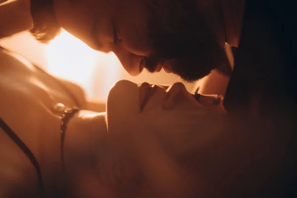 Aşk çifti birlikte zaman geçirir, öpüşür ve sarılırlar..