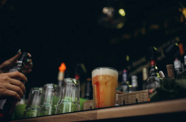 Barmen kokteyl barında kokteyl yapar..