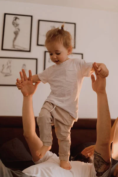 Baba küçük oğluyla vakit geçiriyor..