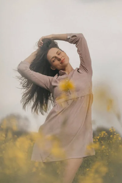 Feliz joven en el campo de la violación. — Foto de Stock