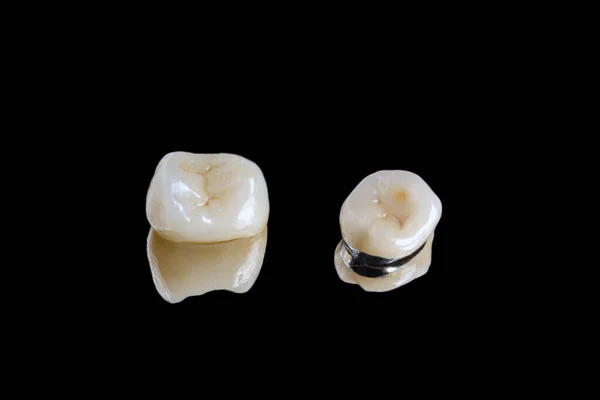 seramik ve metal seramik kaplamalar siyah arkaplanda izole edilmiş