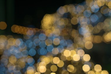 Koyu arka planda parlak renkli aydınlatma bokeh