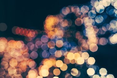 Koyu arka planda parlak renkli aydınlatma bokeh