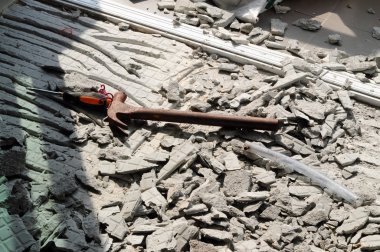 kırık fayans ve çimento