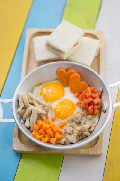 Stekt ägg och smörgåsar — Stockfoto