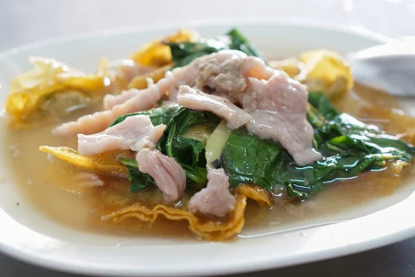 Thais eten - gebakken noedels met varkensvlees en boerenkool — Stockfoto