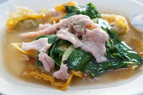Thais eten - gebakken noedels met varkensvlees en boerenkool — Stockfoto