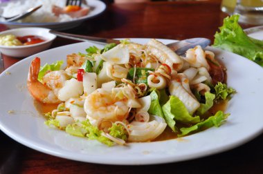 Tay tarzında Baharatlı deniz ürünleri salatası