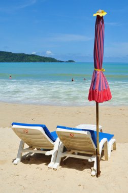 Plaj sandalyeleri, deniz ve mavi gökyüzü
