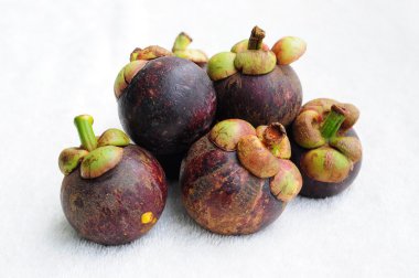 Mangosteen izole beyaz zemin üzerine