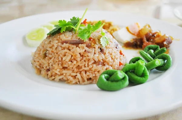 Arroz frito estilo tailandés con pasta de camarones picante — Foto de Stock