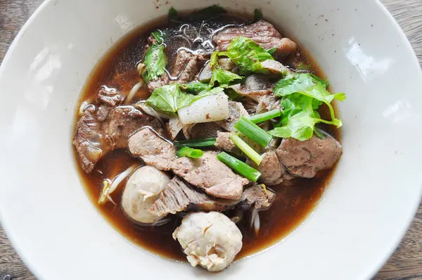 Tay tarzı beef noodle — Stok fotoğraf