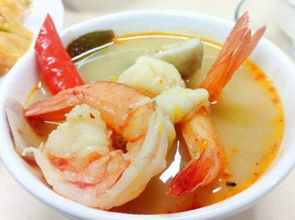 Sopa picante de camarão estilo tailandês - Tom Yam Kung — Fotografia de Stock