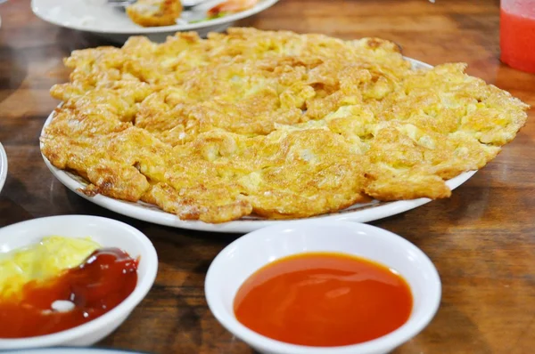 Thailändsk omelett med chili sås Royaltyfria Stockfoton
