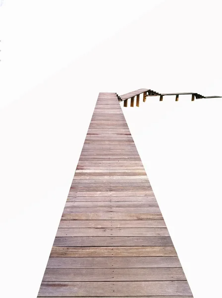 Lange Holzbrücke auf isoliertem Backboden lizenzfreie Stockfotos