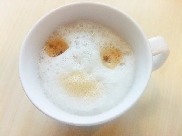 Café latte chaud dans la tasse — Photo