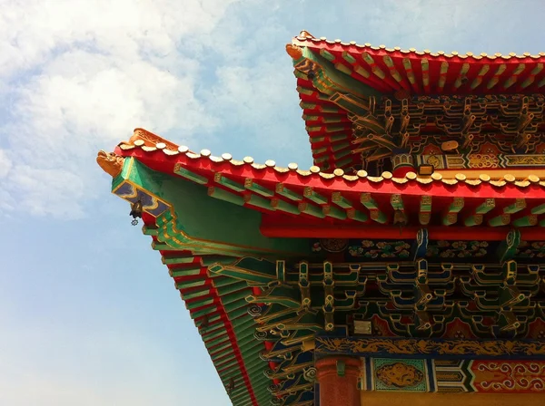 华人庙宇的屋顶 — 图库照片