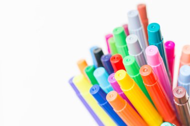 Beyaz arka plan üzerinde renkli kalem