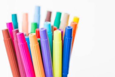 Beyaz arka plan üzerinde renkli kalem