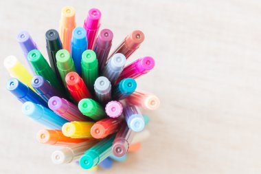 Beyaz arka plan üzerinde renkli kalem