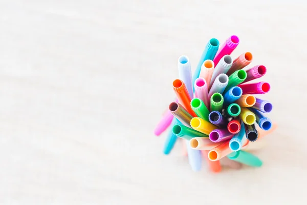 Penna a colori su sfondo bianco — Foto Stock