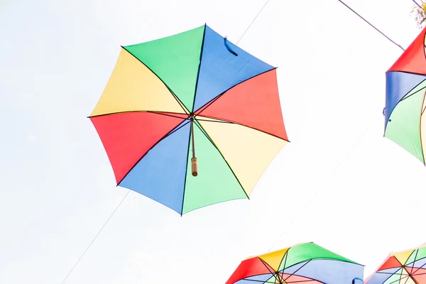 Regenschirm auf Himmelshintergrund — Stockfoto