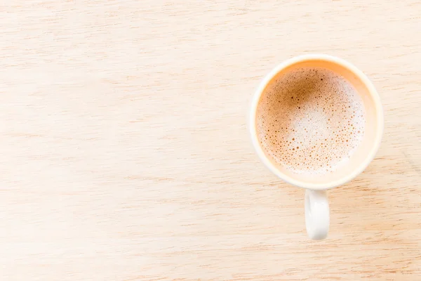 Caffè caldo in tazza su sfondo di legno — Foto Stock