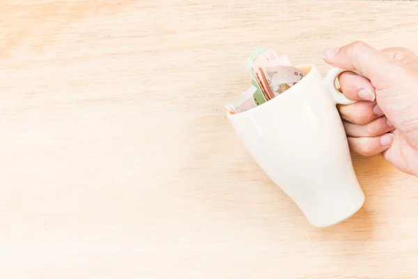 Geld im Glas (Konzept: Preis für ein Getränk  ) — Stockfoto