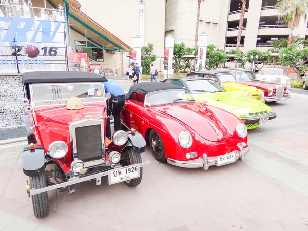 Carros em Chiang Mai, Tailândia — Fotografia de Stock