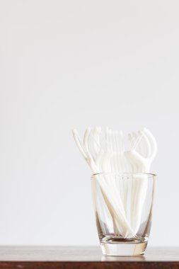 Sözlü aygıt: diş ipi cam ahşap arka plan üzerinde