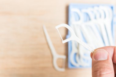 Sözlü aygıt: Ahşap arka plan üzerinde beyaz diş flossers