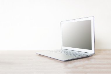 Yumuşak arka plan ile ahşap masa üstünde bilgisayar laptop