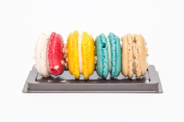 Beyaz arka plan üzerinde tatlı acıbadem kurabiyesi