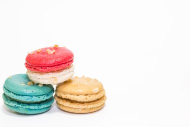 Beyaz arka plan üzerinde tatlı acıbadem kurabiyesi