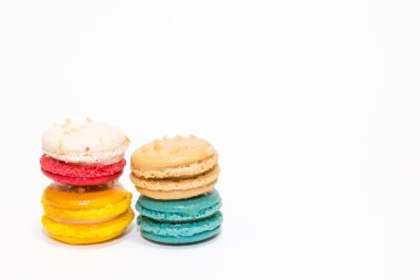 Beyaz arka plan üzerinde tatlı acıbadem kurabiyesi