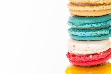 Beyaz arka plan üzerinde tatlı acıbadem kurabiyesi