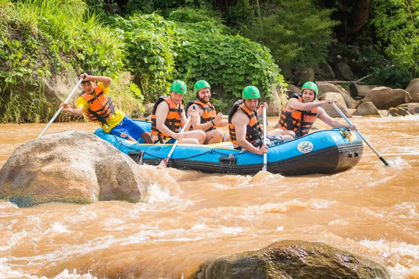 Wildwasser-Rafting auf den Stromschnellen des Maetang am 15. Juni 2016 — Stockfoto