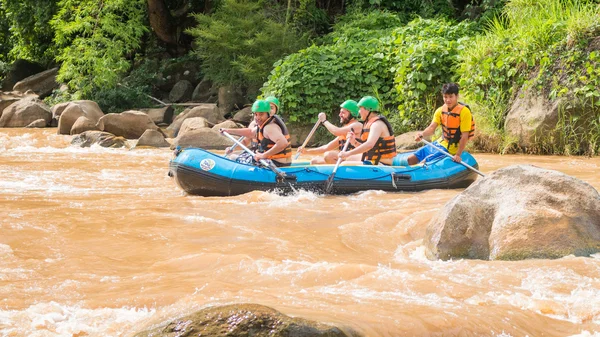 Whitewater rafting na peřeje řeky Maetang na 15 červen 2016 — Stock fotografie