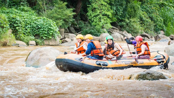 Forsränning på forsar av Maetang river på 15 juni 2016 — Stockfoto