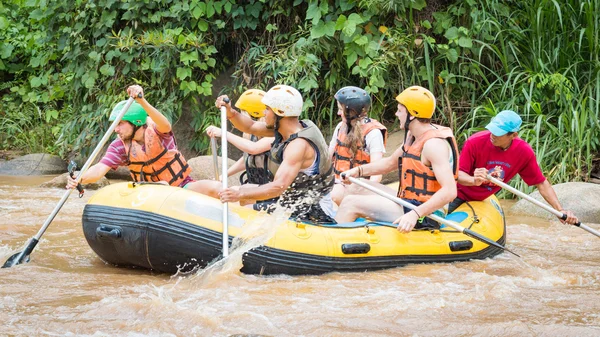 Rafting en aguas bravas en los rápidos del río Maetang el 15 de junio de 2016 — Foto de Stock