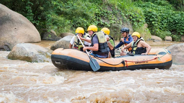 Wildwasser-Rafting auf den Stromschnellen des Maetang am 15. Juni 2016 — Stockfoto
