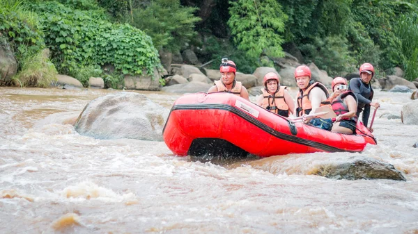 Wildwasser-Rafting auf den Stromschnellen des Maetang am 15. Juni 2016 — Stockfoto