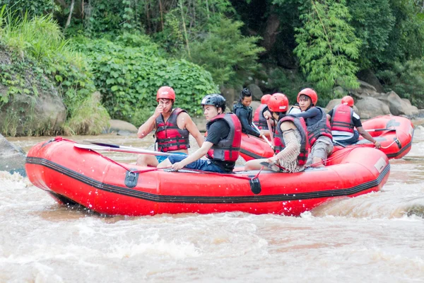 Wildwasser-Rafting auf den Stromschnellen des Maetang am 15. Juni 2016 — Stockfoto