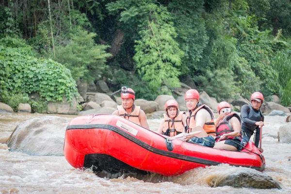 Wildwasser-Rafting auf den Stromschnellen des Maetang am 15. Juni 2016 — Stockfoto