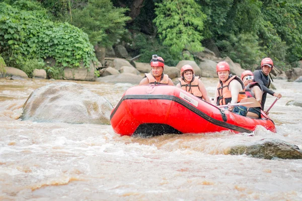 Wildwasser-Rafting auf den Stromschnellen des Maetang am 15. Juni 2016 — Stockfoto