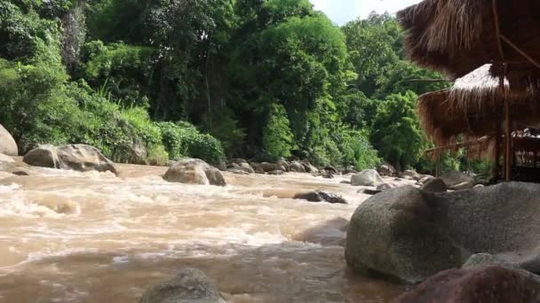 Ruta de rafting Whitewater en el distrito de Mae Taeng en Chiang Mai, Tailandia . — Vídeo de stock