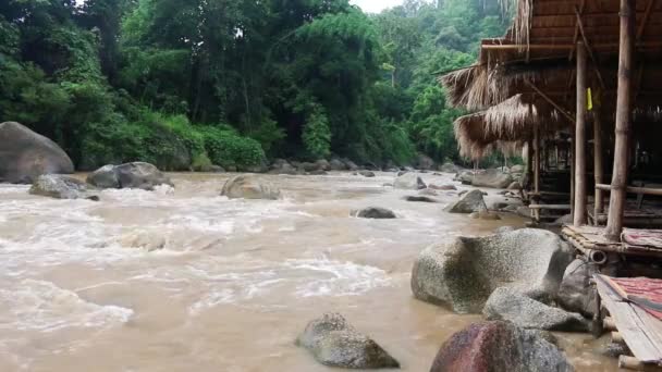 Ruta de rafting Whitewater en el distrito de Mae Taeng en Chiang Mai, Tailandia . — Vídeo de stock